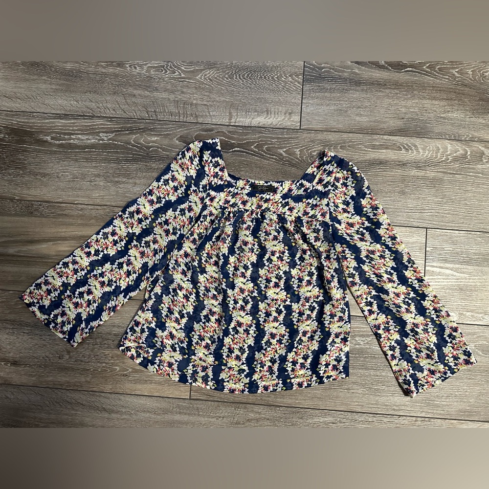 Jessica Simpson floral top/woman’s M/ square very flattering neck line/flowy - Picture 2 of 10